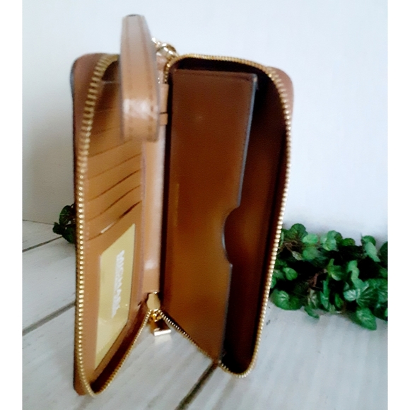 Michael Kors Multifunction Phone Wristlet/Wallet – Acorn - NWT - Picture 9 of 16